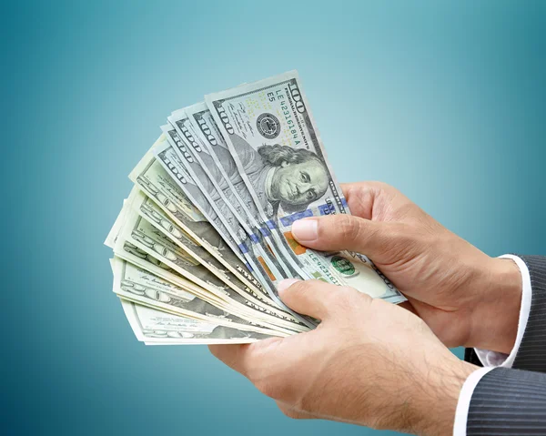 Руки держат деньги - Доллары США (USD) векселя — стоковое фото
