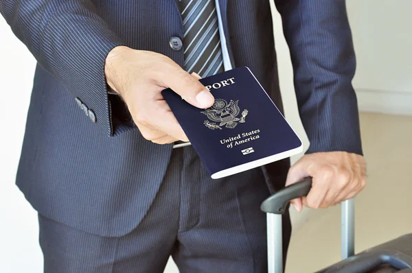 Businessman giving U.S. passport — Stockfoto