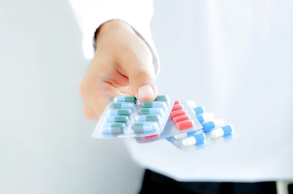 Hand giving medicines - capsules in blister packs — Φωτογραφία Αρχείου