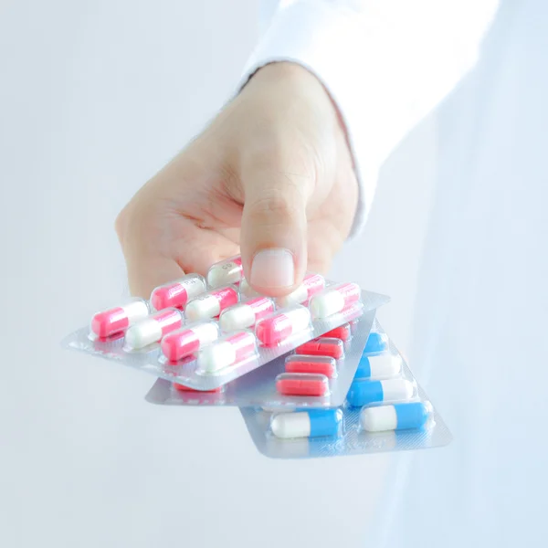 Hand giving medicines - capsules in blister packs — Φωτογραφία Αρχείου