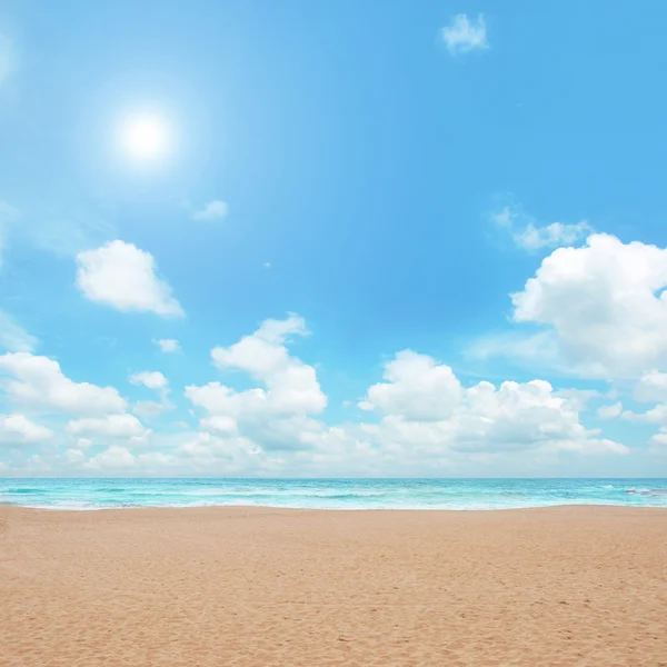 Praia de areia e verão azul céu fundo — Fotografia de Stock