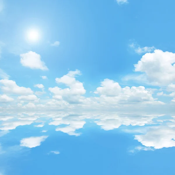 Blauer Himmel und Wolken mit Reflektion auf Meerwasser — 图库照片