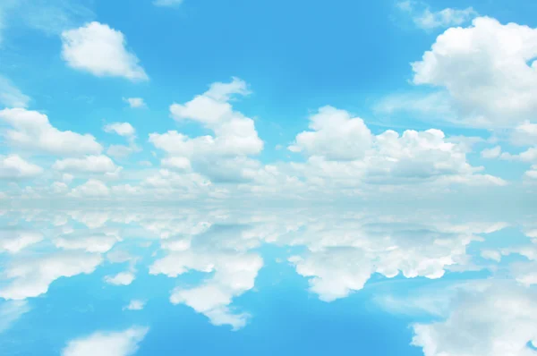 Błękitne niebo i chmury z refleksji nad wodą — Zdjęcie stockowe