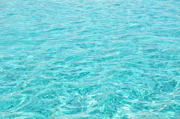 Golfde blauw water in zwembad — Stockfoto