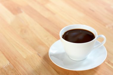 Kahve fincanı ahşap masada