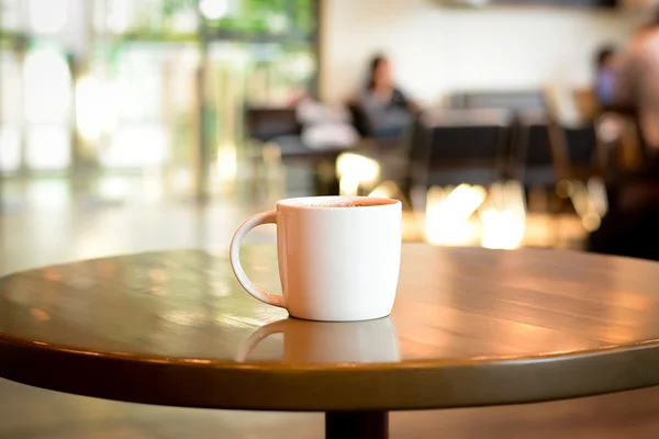 Coffee cup on the table in coffee shop — Stock Photo, Image
