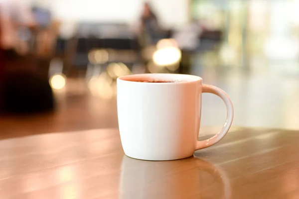 Taza de café en la mesa en la cafetería —  Fotos de Stock