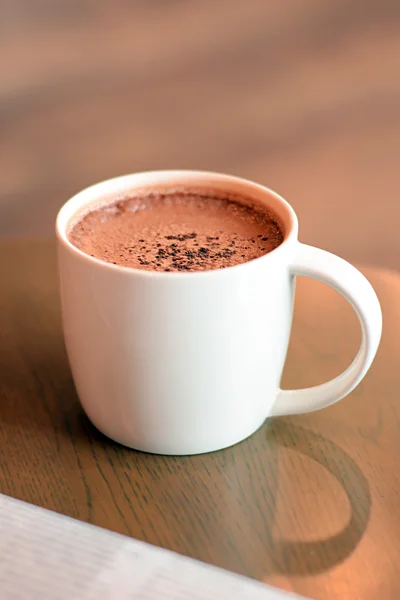 Чашка гарячого шоколаду на столі — стокове фото