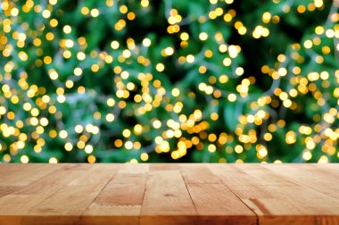 Ahşap masa üstü bokeh arka plan dekoratif ışık Noel ağacı üzerinde