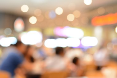 Restaurent içinde oturan insanlar bulanıklık görüntü arka plan kullanılabilir