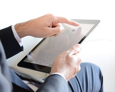 Tablet bilgisayar kullanan işadamı elleri