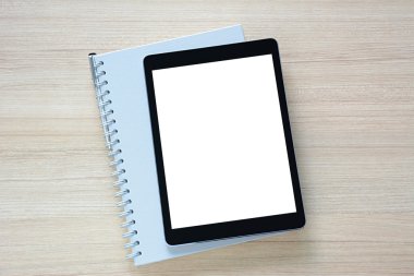 Tablet pc izole perde ahşap masa üzerine bir kitap ile