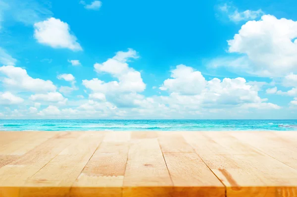 Houten tafelblad op blauwe zee & hemel achtergrond — Stockfoto
