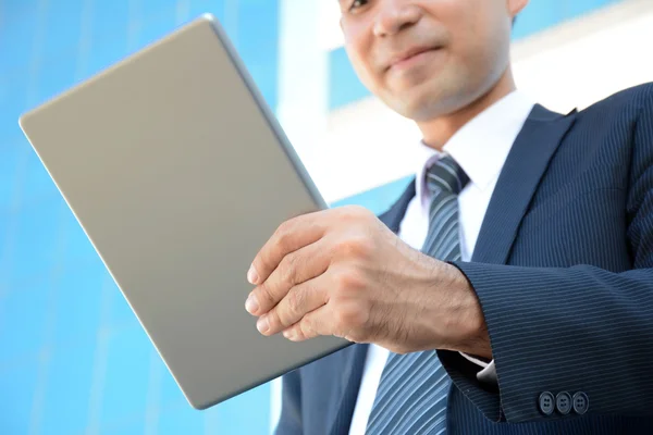 Zakenman kijken naar tablet pc — Stockfoto