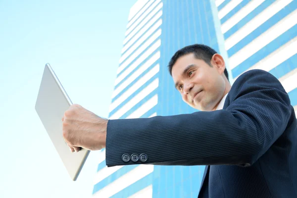 Zakenman kijken naar tablet pc — Stockfoto