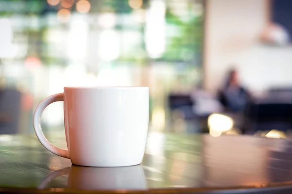 Xícara de café na mesa de madeira no café — Fotografia de Stock