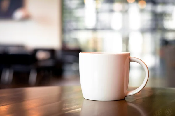 Taza de café sobre mesa de madera en cafetería —  Fotos de Stock