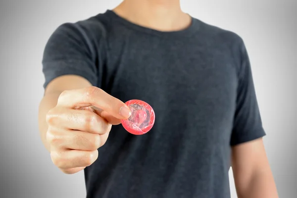 Genç adam veren prezervatif — Stok fotoğraf