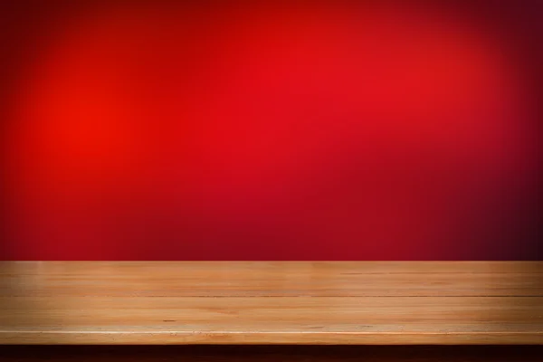 Древесный стол на темно-красном абстрактном фоне — стоковое фото