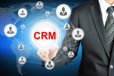 CRM (müşteri ilişkileri yönetimi) işareti işaret eden işadamı