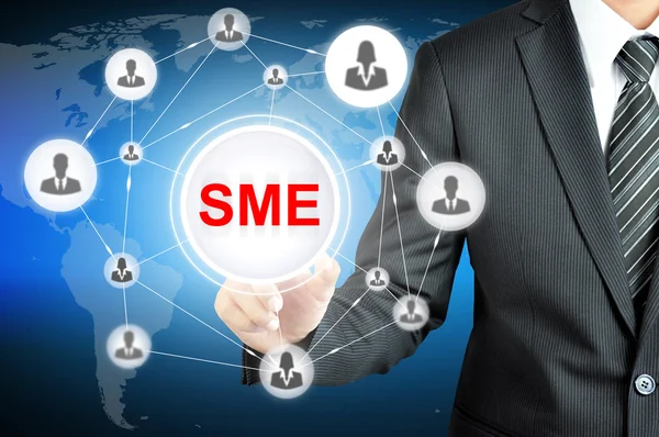 Geschäftsmann zeigt auf sme (small & medium enterprise) -Schild auf virtuellem Bildschirm — Stockfoto