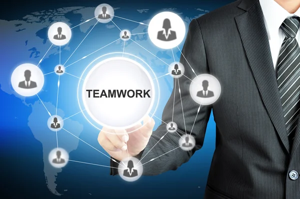 Empresario mano apuntando en TEAMWORK signo en la pantalla virtual —  Fotos de Stock