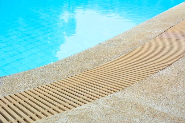 Borda da piscina com drenagem — Fotografia de Stock