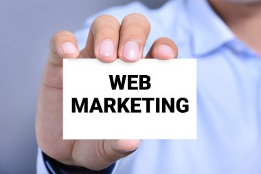 Web Pazarlama mesaj bir adam tarafından gösterilen kartındaki