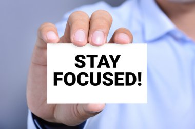 Konsantre ol! bir adam tarafından gösterilen kartındaki mesaj