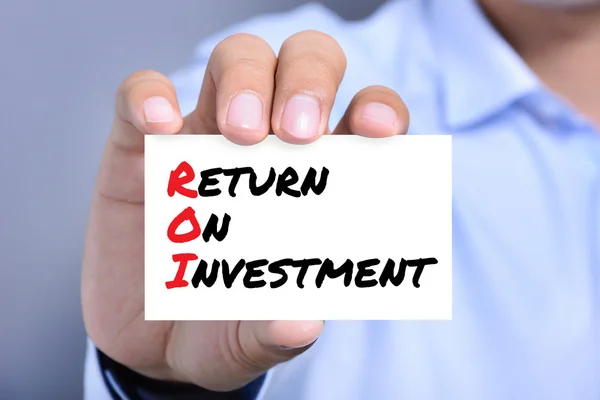 Return On Investment (nebo Roi) zprávy na kartě zobrazen muž — Stock fotografie