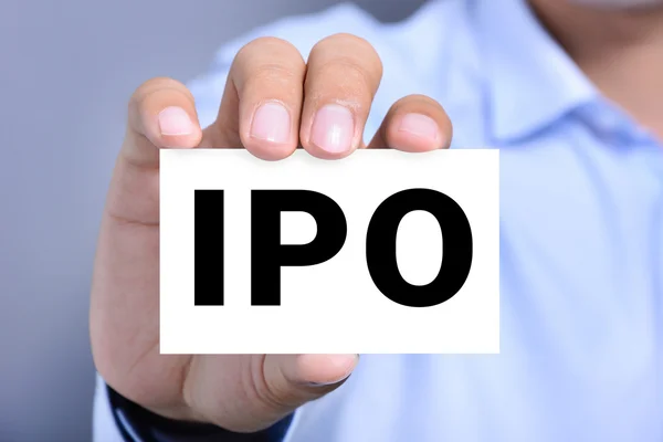 Письма с IPO на карточке, которую держит рука мужчины — стоковое фото