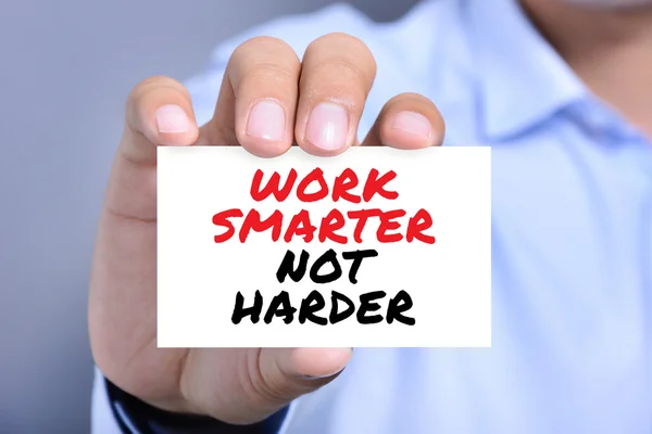 TRABAJO SMARTER NOT HARDER, mensaje de texto motivacional en la tarjeta — Foto de Stock