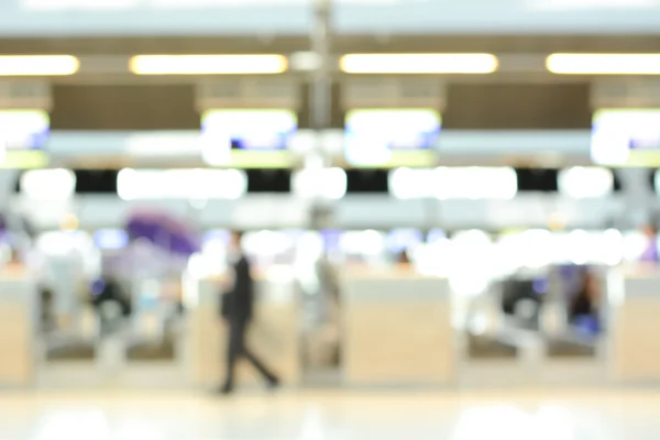 Imagem desfocada dos balcões de check-in do aeroporto, para plano de fundo — Fotografia de Stock