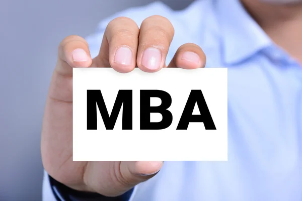 MBA betűk (vagy Master of Business Administration) a kártya birtokában egy ember kéz — Stock Fotó