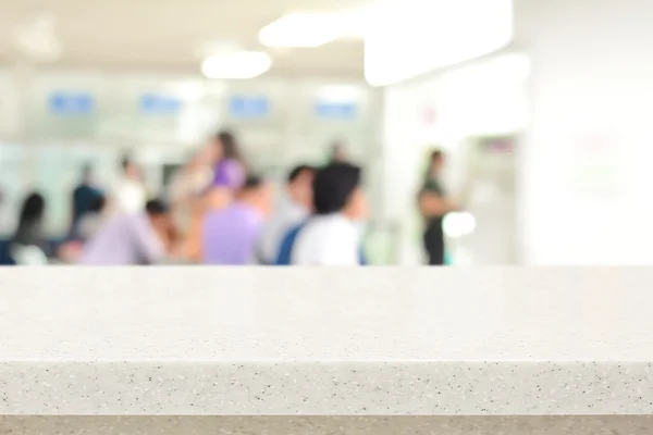 Tampo da mesa de pedra (ou contador) no fundo borrão das pessoas no lóbulo do hospital — Fotografia de Stock