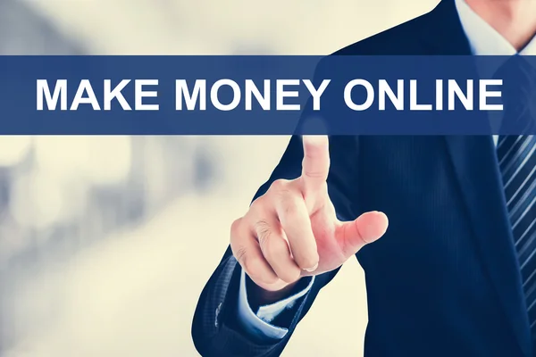 Podnikatel ruka se dotýká vydělat peníze na Internetu kartu na virtuální obrazovky — Stock fotografie