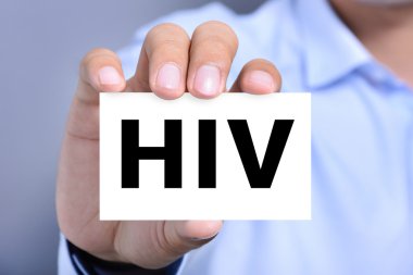 Bir adam tarafından gösterilen kartındaki HIV harfler