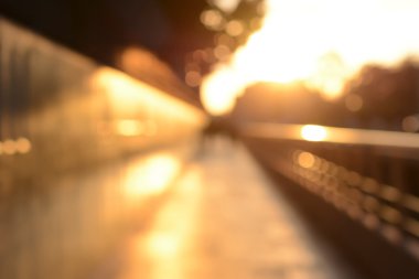 Alacakaranlıkta geçit üzerinden arka plan bulanıklık