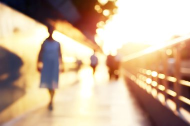 Alacakaranlıkta geçit üzerinde yürüyen insanlar silüeti bulanıklık