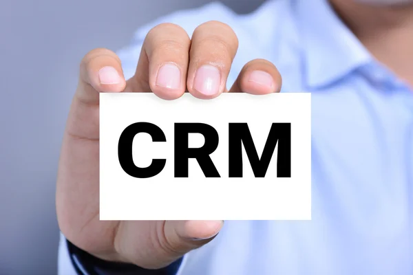 Lettres CRM (ou Customer Relationship Management) sur la carte montrée par un homme — Photo