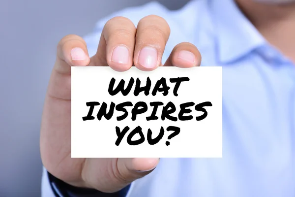 ¿Qué te inspira? mensaje en la tarjeta mostrada por un hombre — Foto de Stock