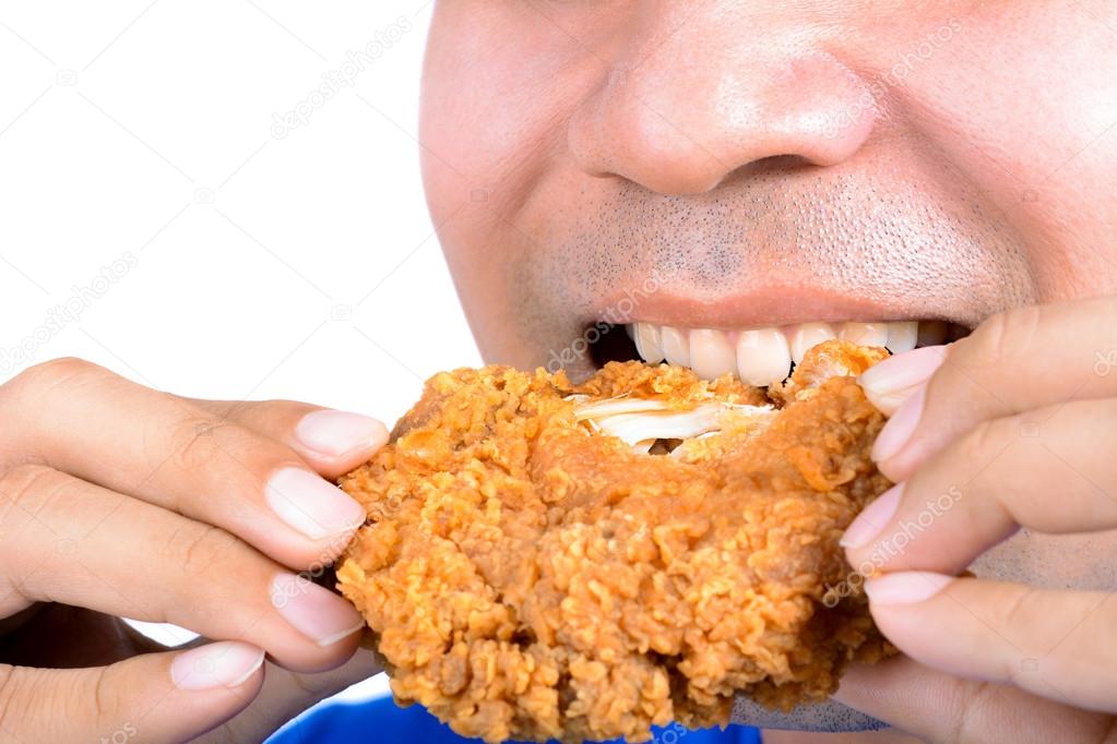 Imágenes comiendo pollo Comer pollo frito joven — Foto de stock