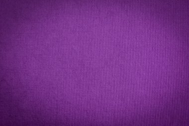 Arka plan olarak koyu mor kumaş doku