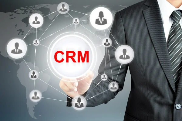 Biznesmen, wskazując na znak Crm (zarządzanie relacjami z klientami) na ekranie wirtualnych — Zdjęcie stockowe