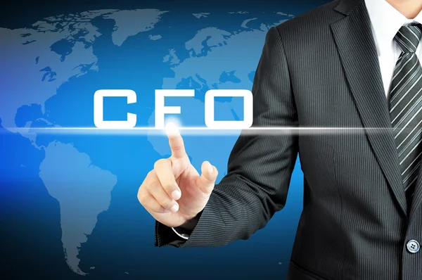 นักธุรกิจชี้ไปที่ป้าย CFO (หัวหน้าเจ้าหน้าที่การเงิน) บนหน้าจอเสมือน — ภาพถ่ายสต็อก