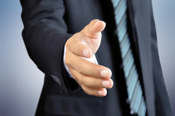 Бізнесмен досягає своєї руки, пропонуючи рукостискання — стокове фото