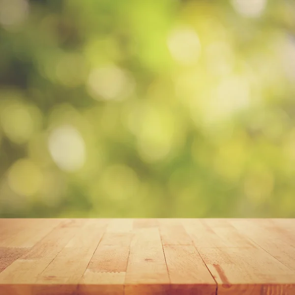 Vintage stijl houten tafelblad op groene bokeh achtergrond — Stockfoto