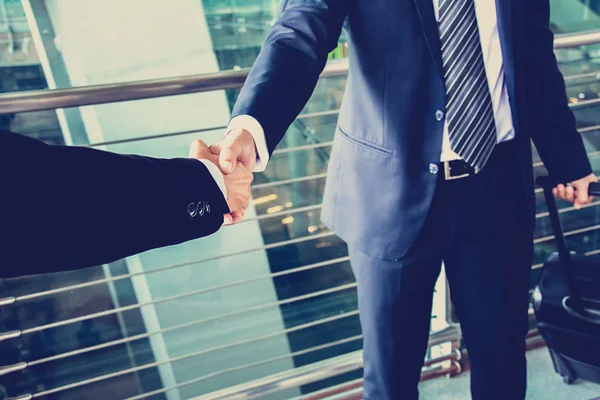 Handshake de empresários no aeroporto, conceito de viagem de negócios — Fotografia de Stock