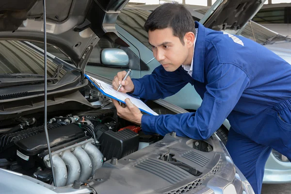 Auto mecânico (ou técnico) verificando o motor do carro — Fotografia de Stock