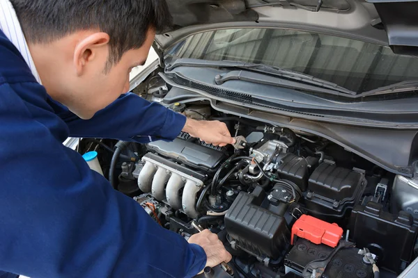 Automóvel mecânico de fixação de carro — Fotografia de Stock